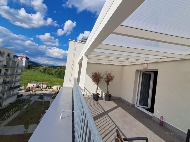 tienenie na balkóne